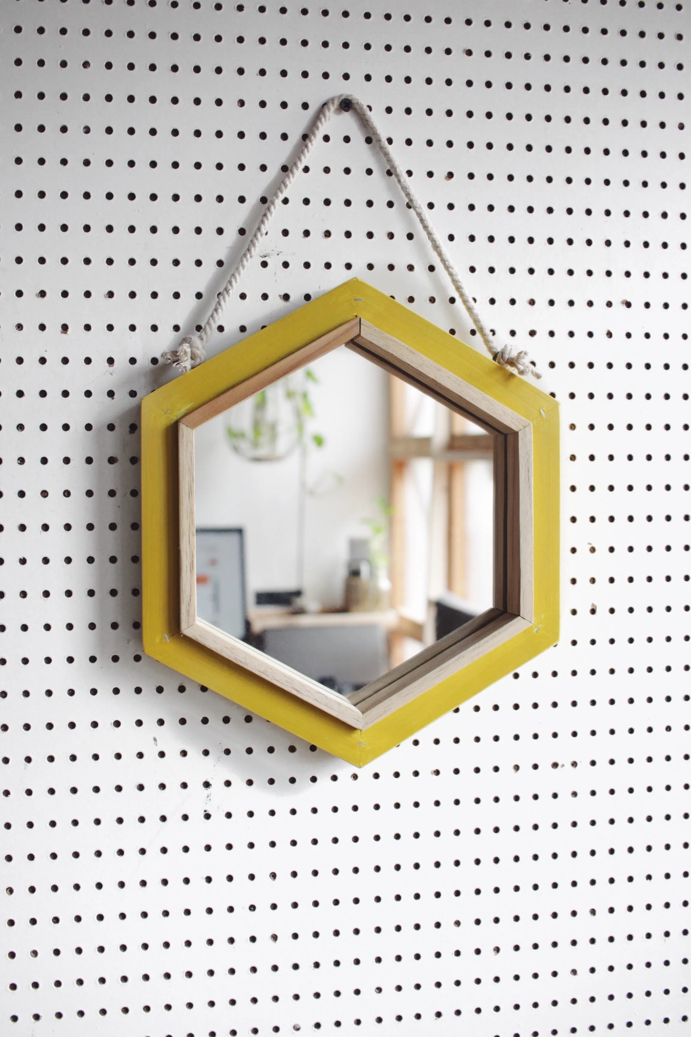 Hexagonal Elegance: A Stunning Mirror for Your Stylish Home Decor