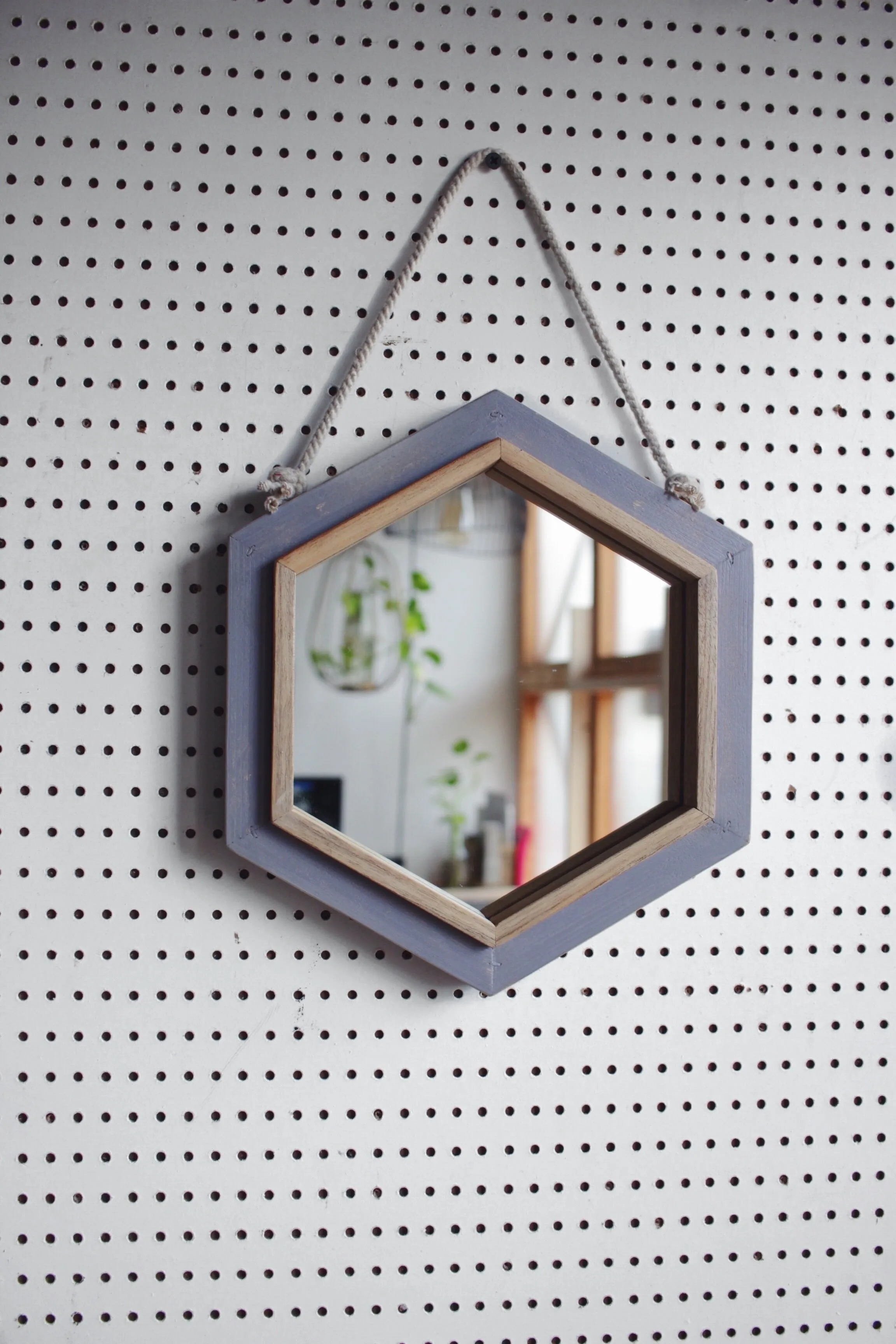 Hexagonal Elegance: A Stunning Mirror for Your Stylish Home Decor